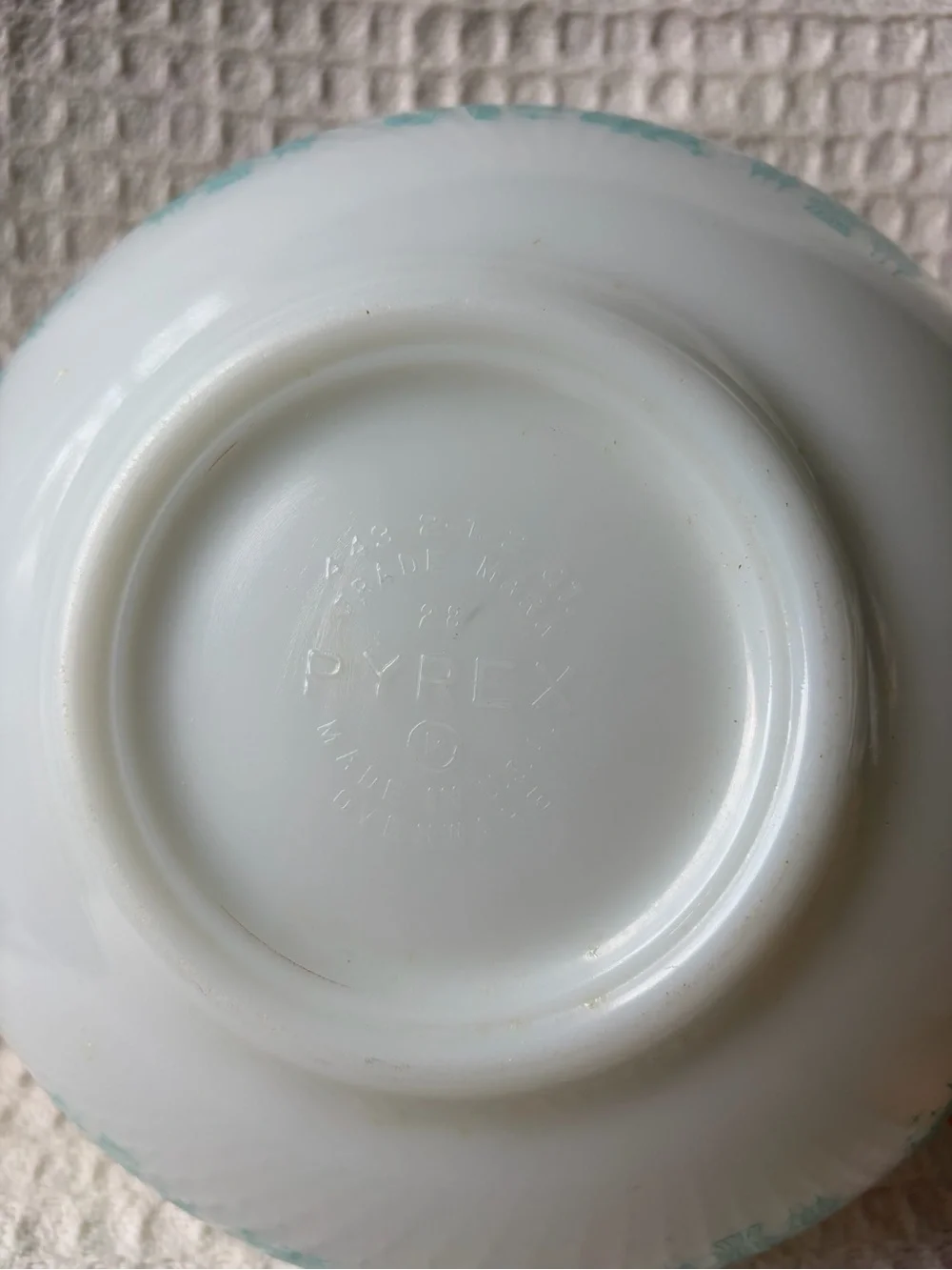 Vintage Pyrex White & Turquoise Bowl With Amish Butterprint Pattern #443 2.5 Qt.